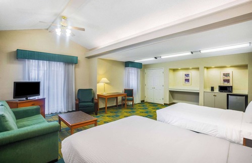 Eagle Pass Hotel | Super 8 by Wyndham Eagle Pass