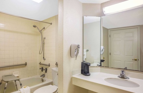 Eagle Pass Hotel | Super 8 by Wyndham Eagle Pass