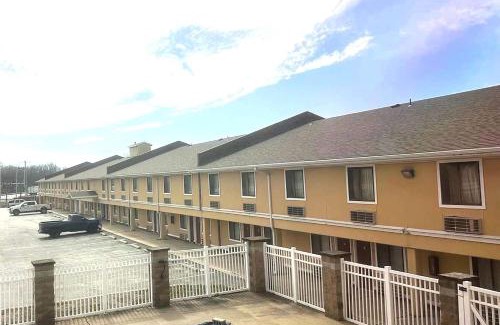 Fort Scott Hotel | Super 8 by Wyndham Fort Scott