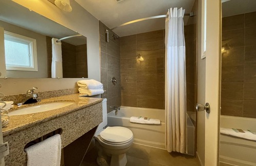Gananoque Hotel | Super 8 by Wyndham Gananoque/Country Squire Resort