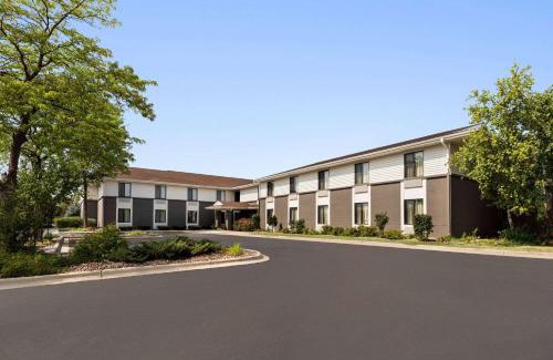 Village of Germantown Hotel | Super 8 by Wyndham Germantown/Milwaukee