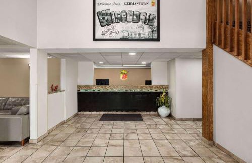 Village of Germantown Hotel | Super 8 by Wyndham Germantown/Milwaukee
