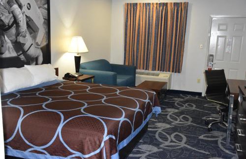 Southbelt/Ellington Hotel | Super 8 by Wyndham Houston Hobby Airport South