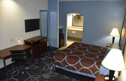 Southbelt/Ellington Hotel | Super 8 by Wyndham Houston Hobby Airport South