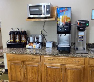 Independence Hotel | Super 8 by Wyndham Independence IA