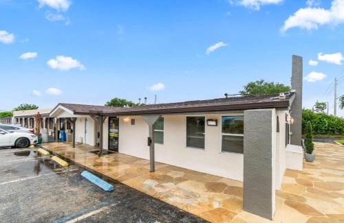Lantana Hotel | Super 8 by Wyndham Lantana West Palm Beach