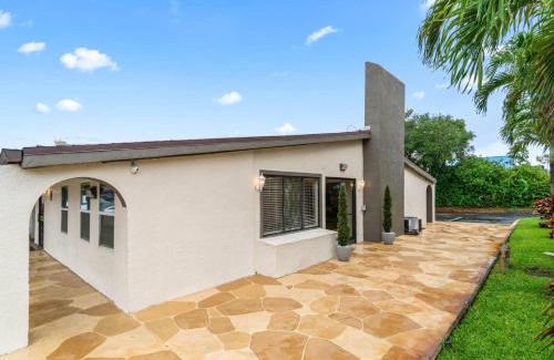 Lantana Hotel | Super 8 by Wyndham Lantana West Palm Beach