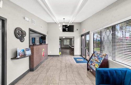 Lantana Hotel | Super 8 by Wyndham Lantana West Palm Beach