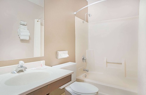Marshall Hotel | Super 8 by Wyndham Marshall MN