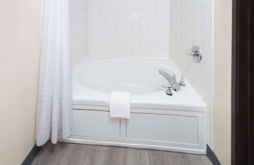 McHenry Hotel | Super 8 by Wyndham McHenry/Fox Lake Area