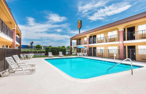 Midwest City Hotel | Super 8 by Wyndham Midwest City OK