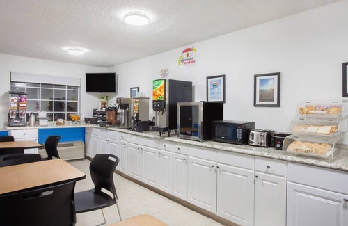 Northwest Pensacola Hotel | Super 8 by Wyndham Pensacola