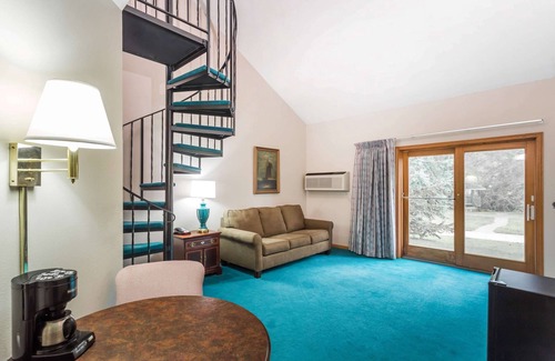 Platteville Hotel | Super 8 by Wyndham Platteville