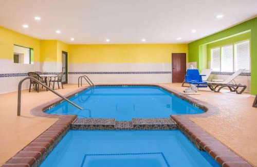 Port Arthur Hotel | Super 8 by Wyndham Port Arthur/Nederland Area