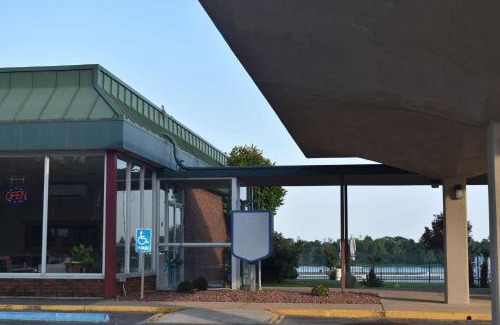 Riverside Hotel | Super 8 by Wyndham Riverside AL