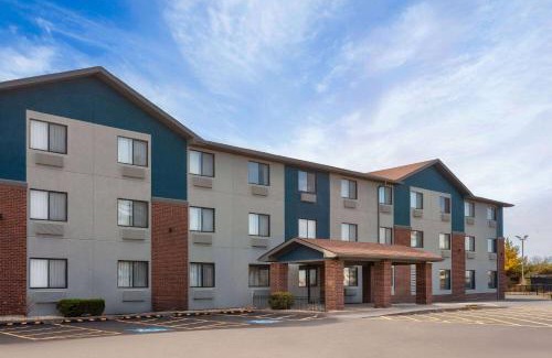Romeoville Hotel | Super 8 by Wyndham Romeoville Bolingbrook