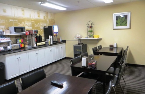 Saskatoon Downtown Hotel | Super 8 by Wyndham Saskatoon Near Downtown