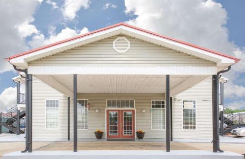 Talladega Hotel | Super 8 by Wyndham Talladega AL