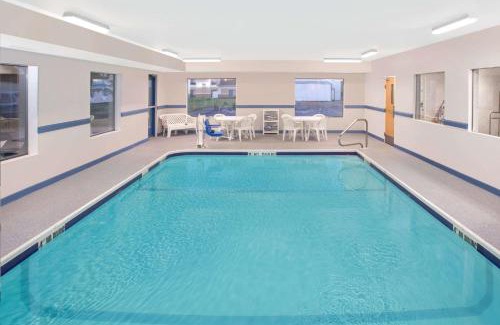 Three Rivers Hotel | Super 8 by Wyndham Three Rivers