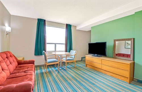 Scarborough Hotel | Super 8 by Wyndham Toronto East ON