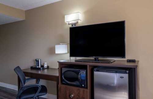 Scarborough Hotel | Super 8 by Wyndham Toronto East ON