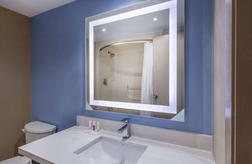 Scarborough Hotel | Super 8 by Wyndham Toronto East ON