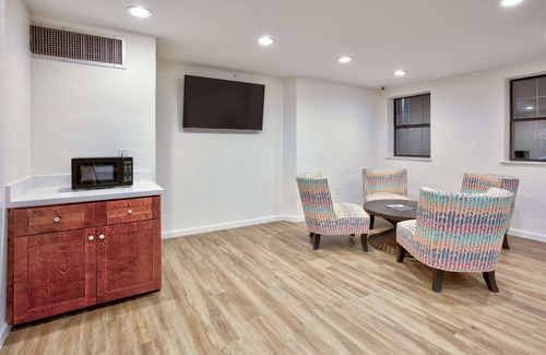 Victoria Hotel | Super 8 by Wyndham Victoria/South/Hwy 59