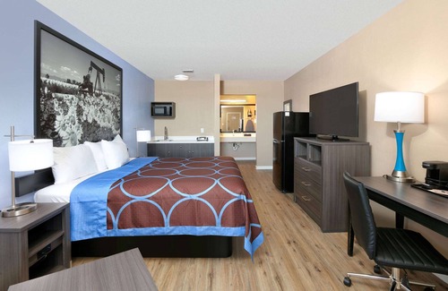 Victoria Hotel | Super 8 by Wyndham Victoria/South/Hwy 59
