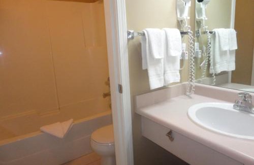 Central Okanagan Hotel | Super 8 by Wyndham West Kelowna BC