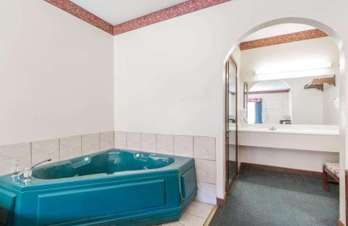 Weslaco Hotel | Super 8 by Wyndham Weslaco