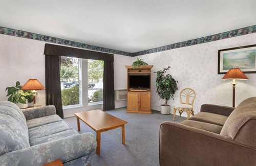 Central Okanagan Hotel | Super 8 by Wyndham West Kelowna BC