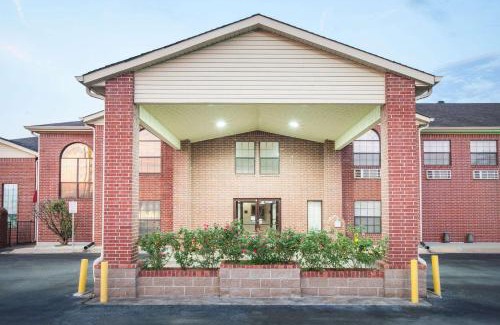 White Hall Hotel | Super 8 by Wyndham White Hall