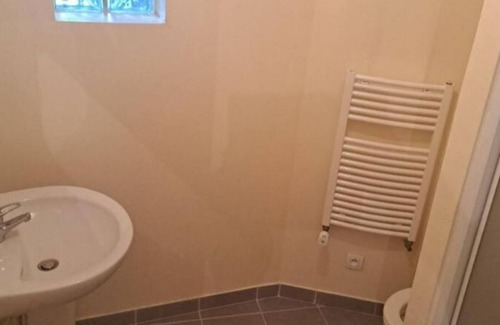 La Souterraine Bed & Breakfast | Super Appartement Meublé Avec Cours Intérieur, en Plein Centre Ville