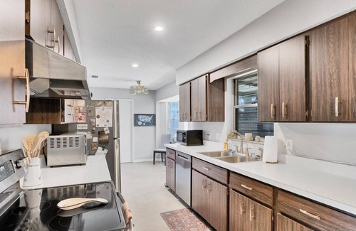 Venice Gardens House | Super cute South Venice home with private backyard and large screened lanai