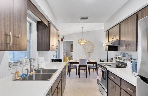 Venice Gardens House | Super cute South Venice home with private backyard and large screened lanai
