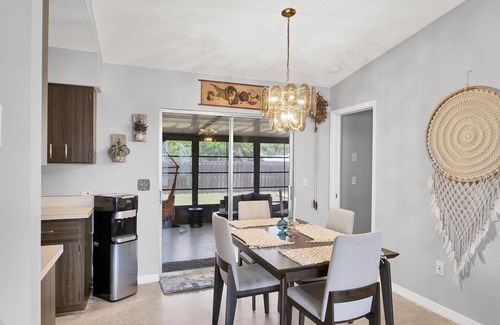 Venice Gardens House | Super cute South Venice home with private backyard and large screened lanai