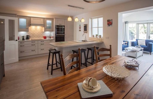Claddagh House | Super location just 5 minutes to Salthill beach & the heart of Galway City!