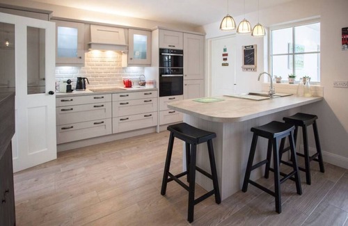 Claddagh House | Super location just 5 minutes to Salthill beach & the heart of Galway City!