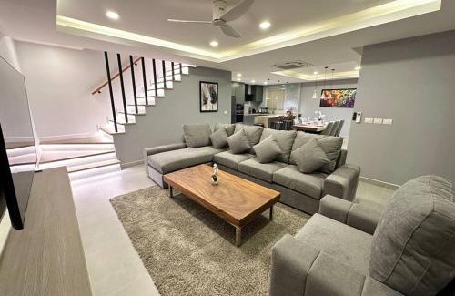 Central Pattaya Villa | Super Luxury 3 Bedroom Private Pool Villa with Jacuzzi, Near 711, 10 minutes to Walking Street and Pattaya Beach - MT6