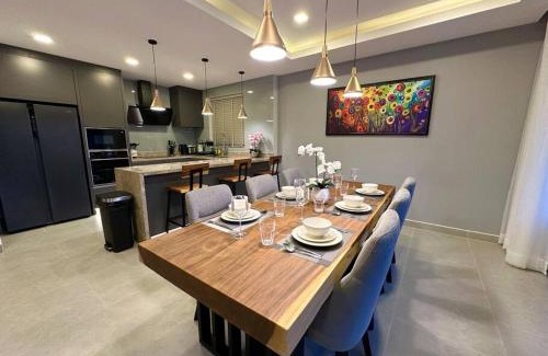 Central Pattaya Villa | Super Luxury 3 Bedroom Private Pool Villa with Jacuzzi, Near 711, 10 minutes to Walking Street and Pattaya Beach - MT6