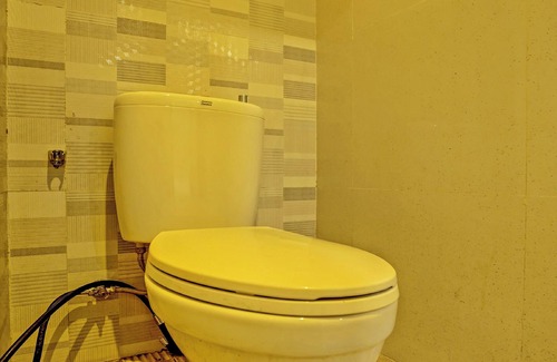 Gubeng Hotel | Super OYO Capital O 92633 Spring Hotel Gubeng