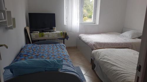 Saint-Just-Sauvage House | SUPER SPACIEUX GÎTE PROCHE DE TOUTES COMMODITÉS