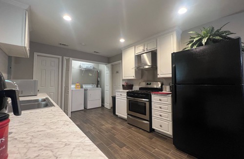 Southaven House | Super Spacious Safari Retreat. Lots of SPACE-Deck + Grill, near Memphis/Desoto