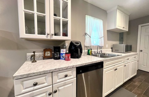 Southaven House | Super Spacious Safari Retreat. Lots of SPACE-Deck + Grill, near Memphis/Desoto