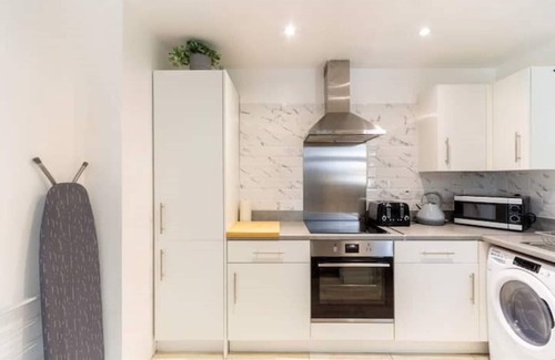 Acresford House | Superb 3 Bed Sleeps 7 Families/Contractors NEC