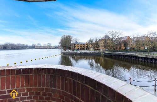 Rotherhithe Apartment | Superb 3 bedroom Flat-Top River View Canada Water!