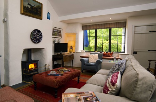 Penmorfa Cottage | Superb 3 bedroom single storey cottage with eco friendly hot tub & private Lake