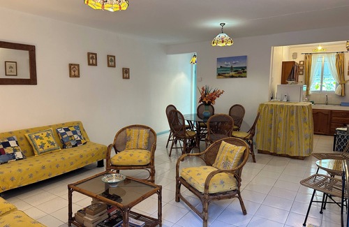 Pereybere Apartment | Superb apartment with pool, 3 minutes walk to beaches, restaurants & amenities