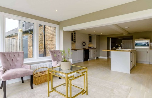 Broadway Cottage | Superb, expansive 5 bedroom former farm house in Broadway - The Farmhouse