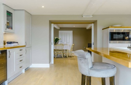 Broadway Cottage | Superb, expansive 5 bedroom former farm house in Broadway - The Farmhouse